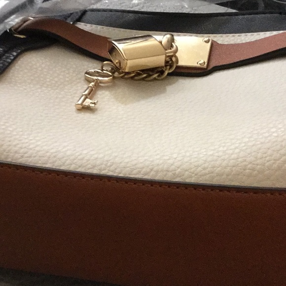 Crossbody bag colorblock  tan and off white w/ keylock - Picture 5 of 5